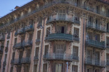 Nice şehri, Bazilika tapınağı, şehir limanlarının sokakları, feribotlar, gemi gemileri, Nizza yaz sokakları, sokaklarda dış detaylar, çatılar, ışıklar ve kapılar, pencereler, Nizza yolları. Plaza, parklar. Nizza Madonna evlerde heykel freskleri