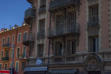 Nice şehri, Bazilika tapınağı, şehir limanlarının sokakları, feribotlar, gemi gemileri, Nizza yaz sokakları, sokaklarda dış detaylar, çatılar, ışıklar ve kapılar, pencereler, Nizza yolları. Plaza, parklar. Nizza Madonna evlerde heykel freskleri