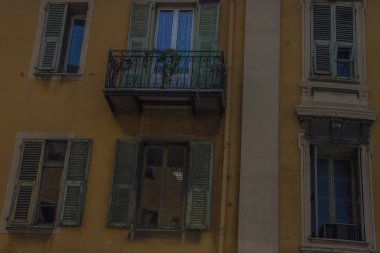 Nice şehri, Bazilika tapınağı, şehir limanlarının sokakları, feribotlar, gemi gemileri, Nizza yaz sokakları, sokaklarda dış detaylar, çatılar, ışıklar ve kapılar, pencereler, Nizza yolları. Plaza, parklar. Nizza Madonna evlerde heykel freskleri