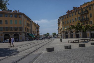 Nice şehri, Bazilika tapınağı, şehir limanlarının sokakları, feribotlar, gemi gemileri, Nizza yaz sokakları, sokaklarda dış detaylar, çatılar, ışıklar ve kapılar, pencereler, Nizza yolları. Plaza, parklar. Nizza Madonna evlerde heykel freskleri