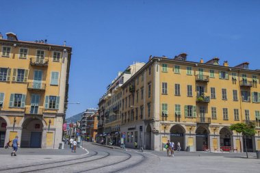 Nice şehri, Bazilika tapınağı, şehir limanlarının sokakları, feribotlar, gemi gemileri, Nizza yaz sokakları, sokaklarda dış detaylar, çatılar, ışıklar ve kapılar, pencereler, Nizza yolları. Plaza, parklar. Nizza Madonna evlerde heykel freskleri