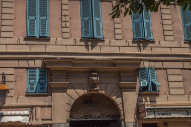 Nice şehri, Bazilika tapınağı, şehir limanlarının sokakları, feribotlar, gemi gemileri, Nizza yaz sokakları, sokaklarda dış detaylar, çatılar, ışıklar ve kapılar, pencereler, Nizza yolları. Plaza, parklar. Nizza Madonna evlerde heykel freskleri