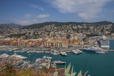 Nice şehri, Bazilika tapınağı, şehir limanlarının sokakları, feribotlar, gemi gemileri, Nizza yaz sokakları, sokaklarda dış detaylar, çatılar, ışıklar ve kapılar, pencereler, Nizza yolları. Plaza, parklar. Nizza Madonna evlerde heykel freskleri