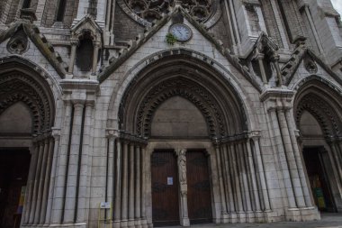 Nice şehri, Bazilika tapınağı, şehir limanlarının sokakları, feribotlar, gemi gemileri, Nizza yaz sokakları, sokaklarda dış detaylar, çatılar, ışıklar ve kapılar, pencereler, Nizza yolları. Plaza, parklar. Nizza Madonna evlerde heykel freskleri