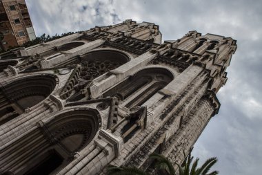 Nice şehri, Bazilika tapınağı, şehir limanlarının sokakları, feribotlar, gemi gemileri, Nizza yaz sokakları, sokaklarda dış detaylar, çatılar, ışıklar ve kapılar, pencereler, Nizza yolları. Plaza, parklar. Nizza Madonna evlerde heykel freskleri