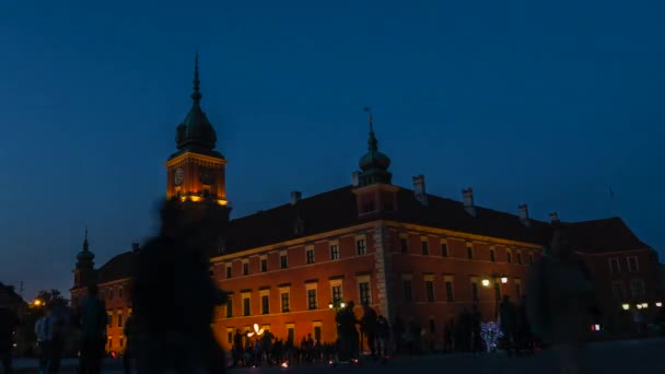 ポーランド ワルシャワ 2019年5月11日 王室の城の近くのメイン広場にタイムラプスオリンワルシャワ 王室広場でお祝いの夜にワルシャワ ワルシャワの建築 — ストック動画