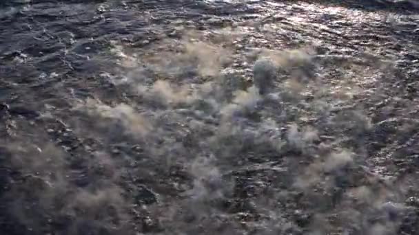 Νερό Που Αναβλύζει Θερμοθερμοσίφωνα Νερό Αζώτου Κύματα Από Γεωτρήσεις — Αρχείο Βίντεο