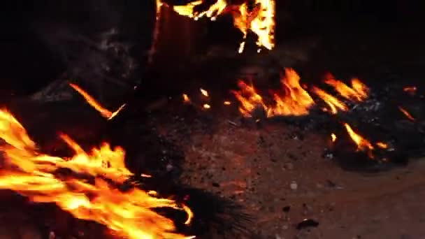 Coche Llamas Invierno Truco Incendio Provocado Guerra Pandillas Jeep Coche — Vídeos de Stock