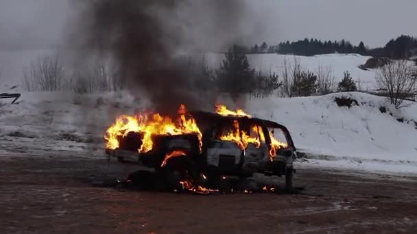 冬の燃焼車 スタント放火ジープスタントギャング戦争 冬の燃焼車 スタント放火ジープスタントギャング戦争 車の燃焼 — ストック動画