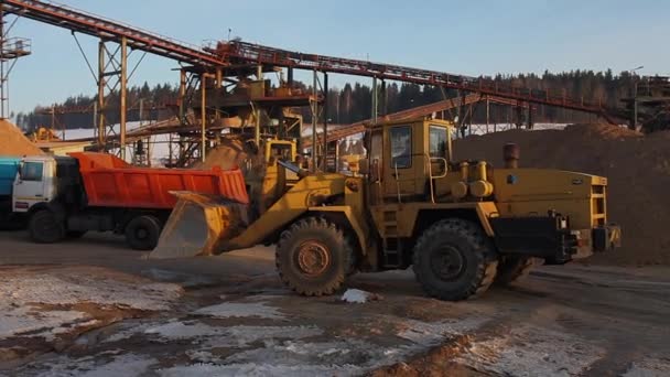 Bányászat Traktoron Kotrógép Buldózer Övrendszer Kövek Homok Válogatása — Stock videók