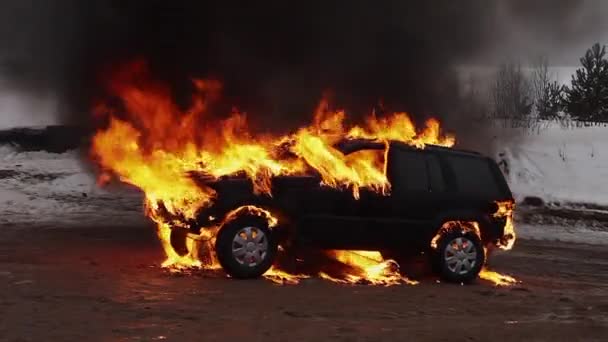 Сжигание Автомобиля Зимой Трюк Поджога Джип Трюк Банды Войны Автомобиль — стоковое видео