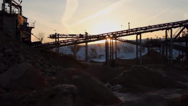 Bergbau Auf Traktor Bagger Planierraupe Bandsystem Zur Sortierung Von Steinen — Stockvideo