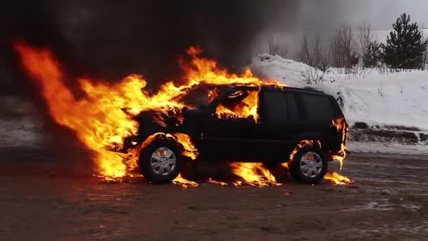 Φλεγόμενο Αυτοκίνητο Χειμώνα Εμπρησμός Κόλπο Τζιπ Κασκαντέρ Πόλεμος Συμμοριών Κάψιμο — Αρχείο Βίντεο