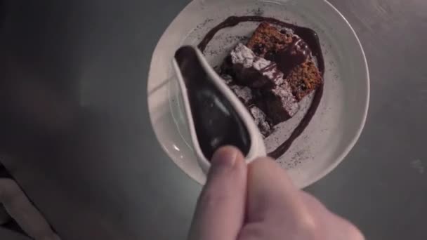 Nalévání Čokoládového Dortu Koláč Bílém Talíři Čokoládová Omáčka Ruce Kuchaře — Stock video