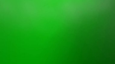 Canlı zümrüt yeşil eğimli arka plan, yumuşak ışıltılı, modern tasarım projeleri için mükemmel.