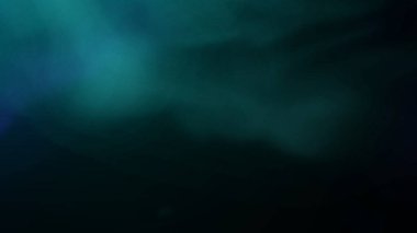 Göksel derin okyanus soyut arkaplanı hafif ışık parlamaları ve karanlık karamsar tonlarıyla