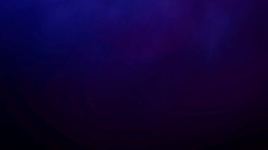 Mavi ve mor renkli derin ve soyut dumanlı doku gizemli ve zarif bir arkaplan oluşturuyor.