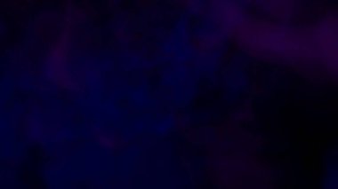 Esrarengiz derin mavi ve mor soyut duman bulutları ruhani ışık efektleriyle dolup taşıyor.