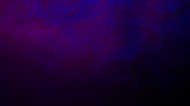 Esrarengiz derin mor ve mavi soyut gradyan ince doku ve atmosfer derinliği