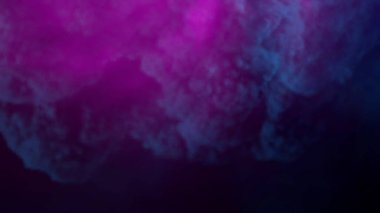 Canlı mor ve mavi dumanlar yaratıcı projeler için mistik ve ruhani bir atmosfer yaratıyor.