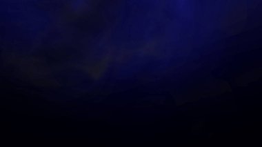 Derin, ruhani, soyut bir arka plan ve ince ışık perdeleri gizemli ve huzurlu bir atmosfer yaratır..