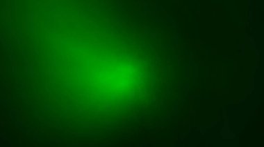Dinamik yeşil spot ışığı karanlığı delip geçer soyut atmosferik ışıltı etkisi yaratır