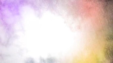 Renkli ışık çizgilerinden oluşan canlı soyut hareket bulanıklığı modern tasarımlar için dinamik enerji yaratıyor