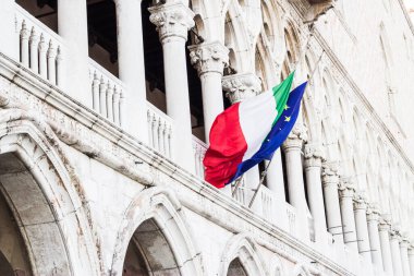 Venedik 'teki Doge Sarayı cephesinde İtalyan bayrağı