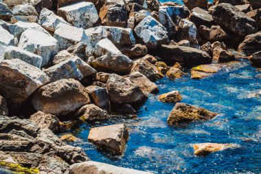 İtalya 'da deniz kenarındaki Kırık Su Taşları