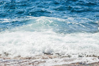 Kıyıya yakın küçük deniz dalgaları