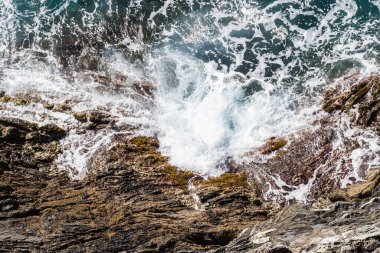 Dalgalar kayalara çarpıyor.. 