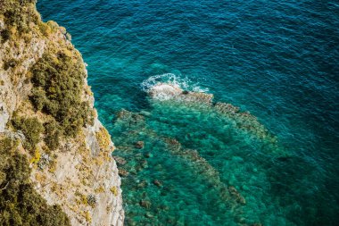 Uçurumlu güzel deniz manzarası. 