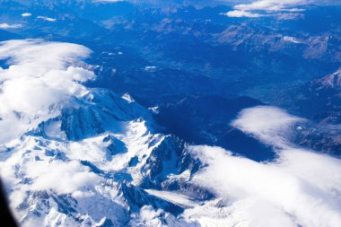Uçağın penceresinden dağ manzarası