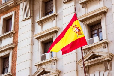 Valensiya 'nın arka planında İspanya bayrağı