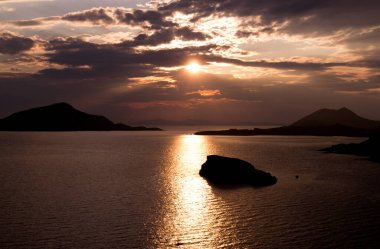 Denizde güzel bir gün batımı. Cape Sounion, Yunanistan. 