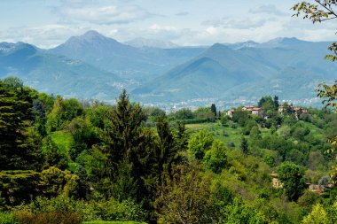 İtalyan manzarası, doğa ve dağları. Bergamo 'nun üst şehir manzarası.