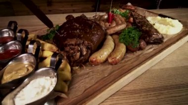 Alman bir restoranda pişmiş et. Pişmiş domuz knuckle kızarmış sosis. Oktoberfest. Bira snack.