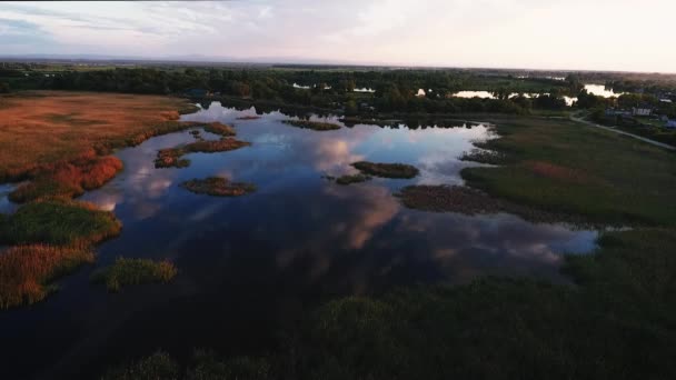 Terbang di atas danau yang indah. Refleksi awan di danau. Ruang udara. Pemandangan darat. Perdesaan lanskap, Rusia, Krasnodar, Lotus danau — Stok Video