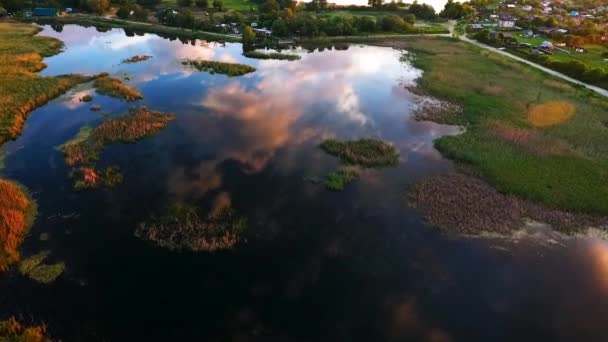 Vliegen over een prachtig meer. Spiegeling van wolken in het meer. Luchtkamer. Landschapsmening. Rusland, Krasnodar, Lotus lake — Stockvideo