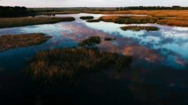 Karayolu tarafından uçan güzel göl üzerinde. Mesafe otoyol. Bulutlar göle yansımasıdır. Hava odası. Manzaralı. Rusya, Krasnodar, Lotus Gölü