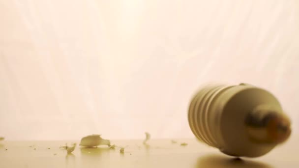 Energiesparendes Leuchtstoffröhrenlicht bricht an der Oberfläche. der Tropfen an die Oberfläche. weißer Hintergrund. — Stockvideo