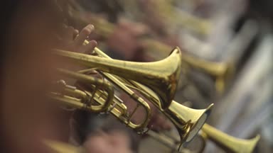 Rüzgar aletleri Close-up. Jazzman trompet çalıyor. Pirinç aracı.