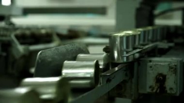 Fabrika konveyör bant. Endüstriyel üretim süreci. Alüminyum kutu üretim hattı. İmalat Sanayi.
