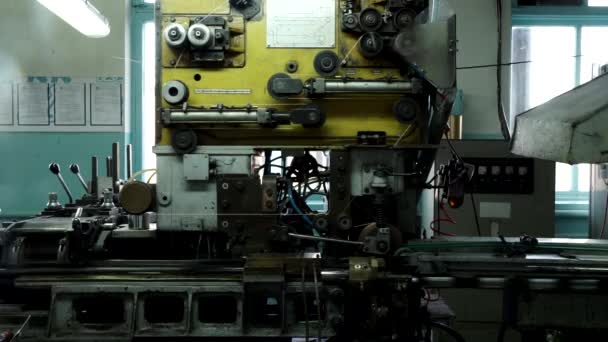 Пристрій для виробництва банок. Зварювання металевих виробів на виробничій лінії. Іскри з електрозварювання . — стокове відео