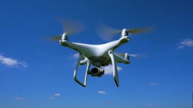 Mavi gökyüzünde modern insansız hava aracı. İnsansız quadrocopter ile DJI indeks işlem Phantom 4 uçuş.