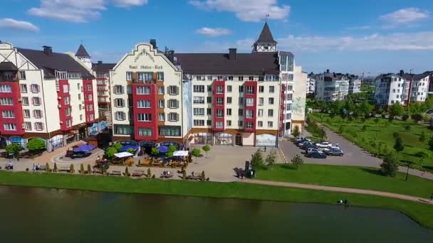 Piękne nowoczesne miasto. Dom mieszkalny w pobliżu jeziora. Poziome widoku z widoku ptaka. maja 2018, Krasnodar, Niemiecka wieś. Strzał z Dji Phantom 4 — Wideo stockowe