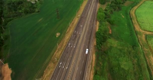 Camión blanco conduciendo por la carretera. El camino a la ciudad . — Vídeo de stock