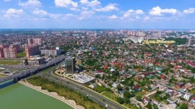 Kuban Nehri Güney Krasnodar şehir hava vurdu. Yolun nehrin yanında. Dere Köprüsü. 2018. hava fotoğrafçılığı.