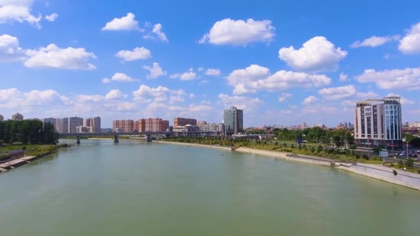 Tiro aéreo sobre o rio Kuban na cidade sul de Krasnodar. A Rússia. Fotografia aérea . — Vídeo de Stock