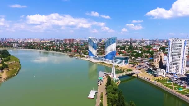 Lucht schot over de rivier de Koeban in de zuidelijke stad van Krasnodar. Rusland. Luchtfotografie. — Stockvideo